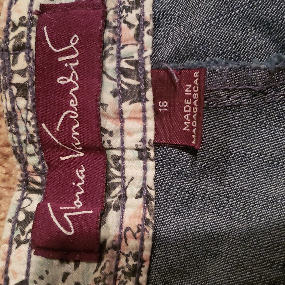 Shorts - Picture 3 of 3